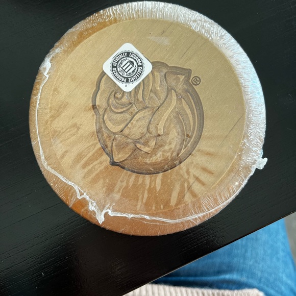 2004 Longaberger Rose Parade basket, cover, liner & plastic insert. - Picture 4 of 5